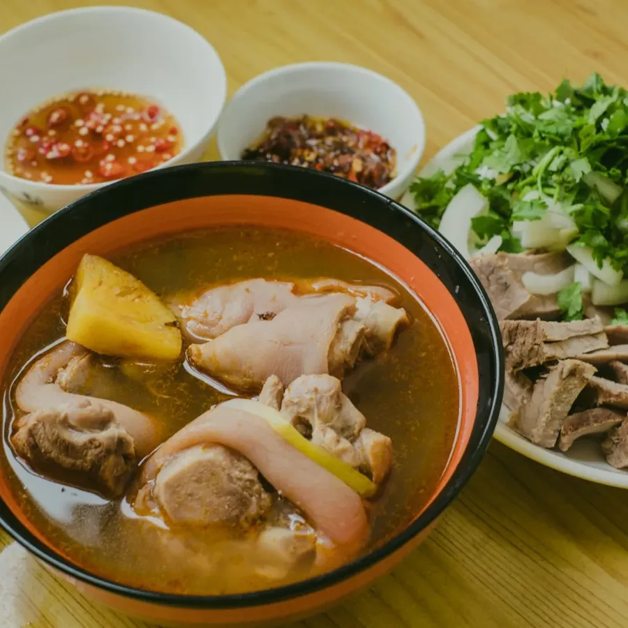 Bàn ăn tại Cafe Ngày Mới